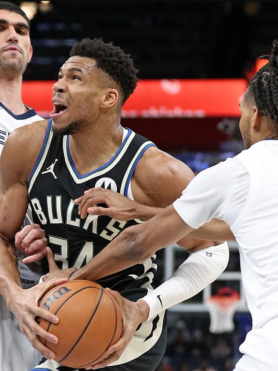 包含字母哥爆冷击败巴塞罗那,关键助攻引爆全场!的词条 包含字母哥爆冷击败巴塞罗那,关键助攻引爆全场!的词条